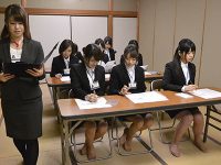 日本企業の女子社員新人研修の光景がヤベーゾｗｗｗｗｗｗｗｗｗｗｗ