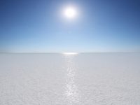 【自然・風景】【自然】天国に一番近い？　白い湖底が地平線まで　中央アジア